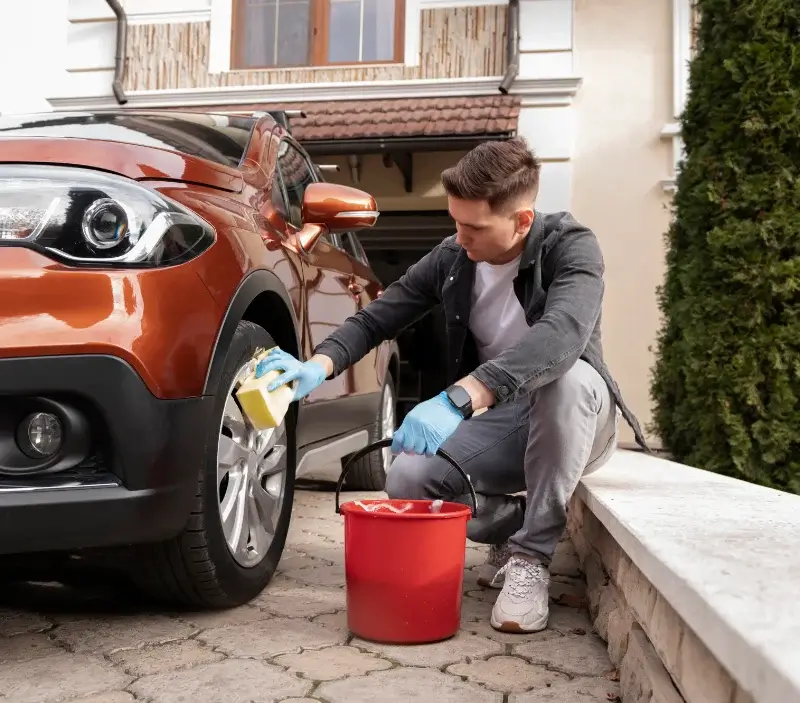 Lavage auto à domicile Saint-Hilaire-Peyroux : professionnel intervenant sur un véhicule